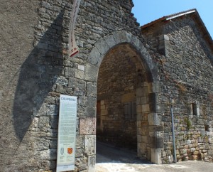 Porte ogival de l'ancien castrum de Calvignac dans le Lot